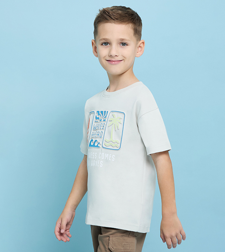 تيشيرت بطبعة وقبة مستديرة وكم قصير 