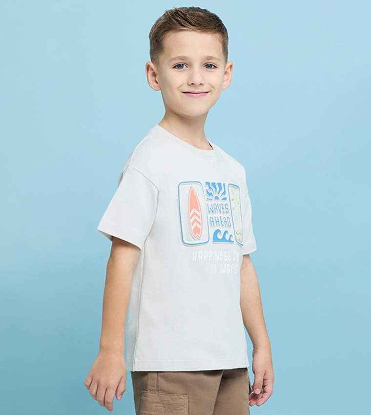 تيشيرت بطبعة وقبة مستديرة وكم قصير 