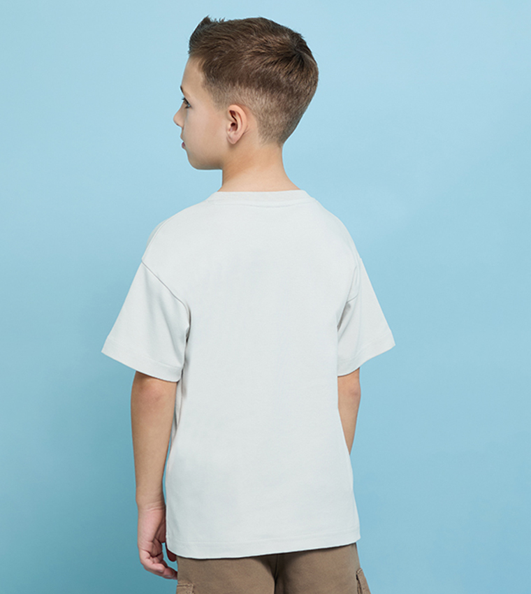 تيشيرت بطبعة وقبة مستديرة وكم قصير 