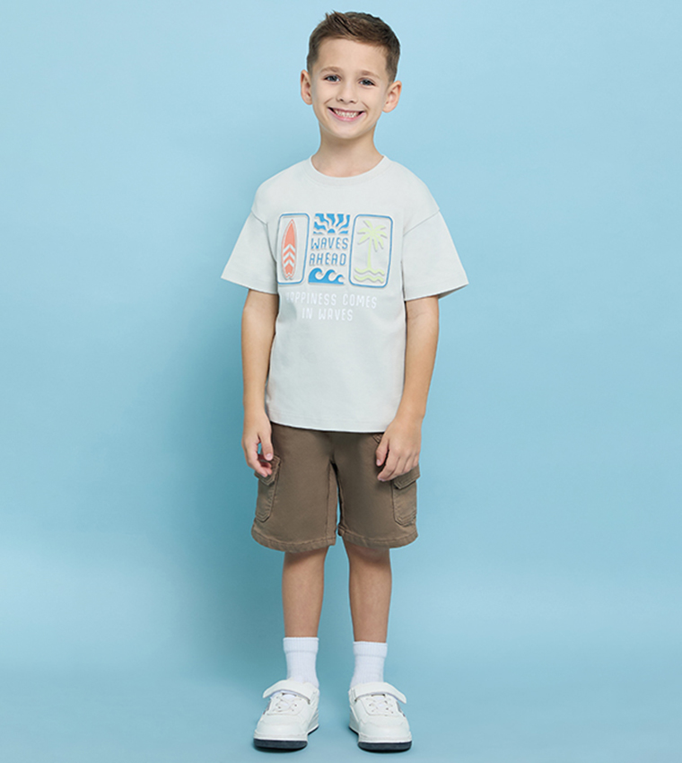 تيشيرت بطبعة وقبة مستديرة وكم قصير 