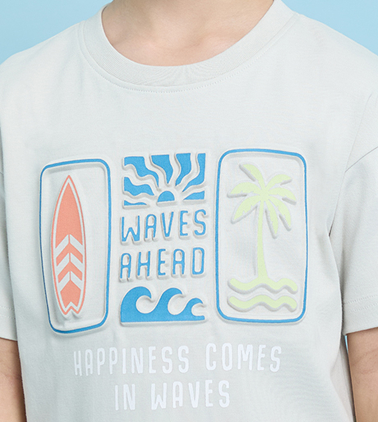 تيشيرت بطبعة وقبة مستديرة وكم قصير 