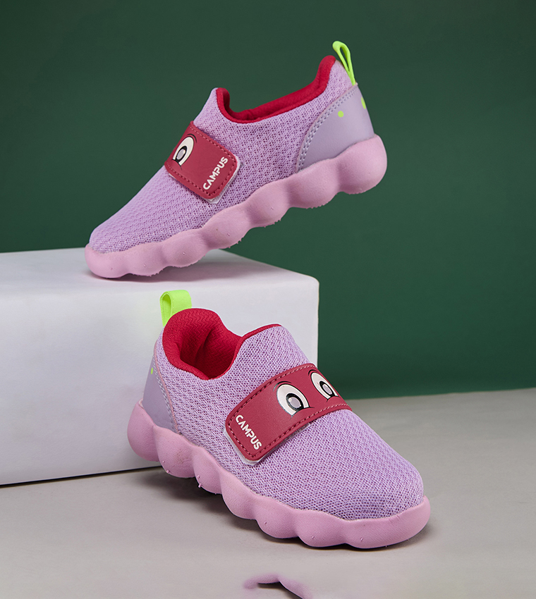 حذاء محبوك بحزام فليكرو 