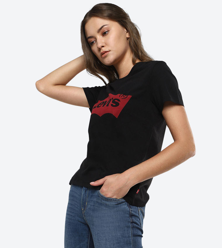    تيشيرت بياقة واسعة لون أسود  