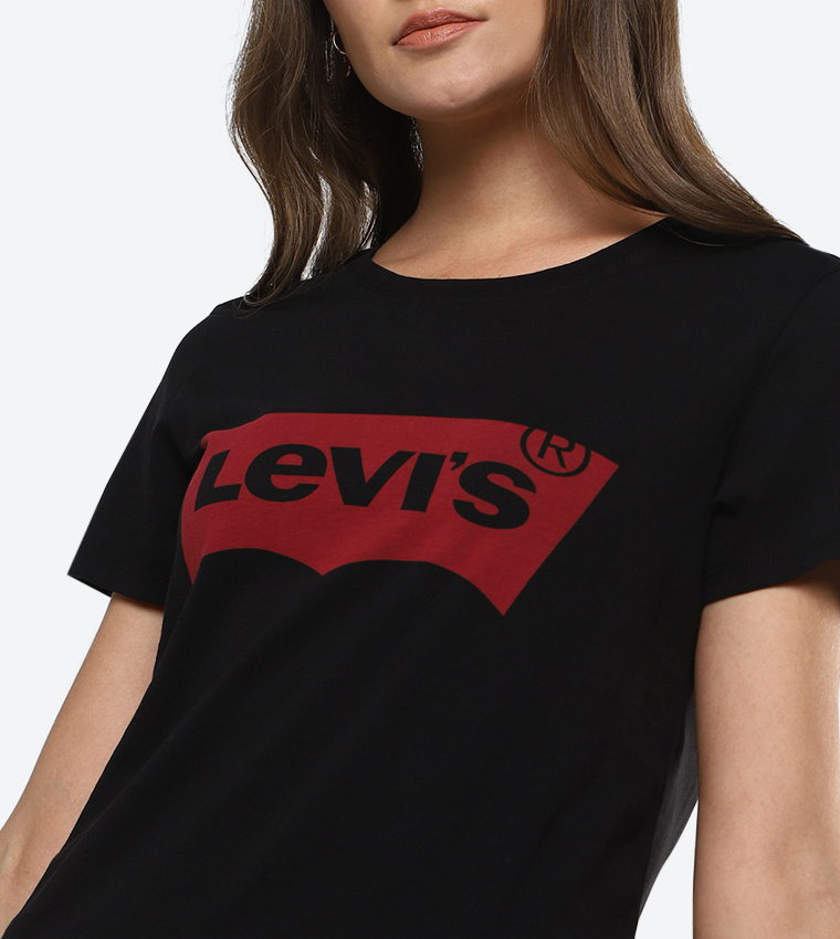    تيشيرت بياقة واسعة لون أسود  