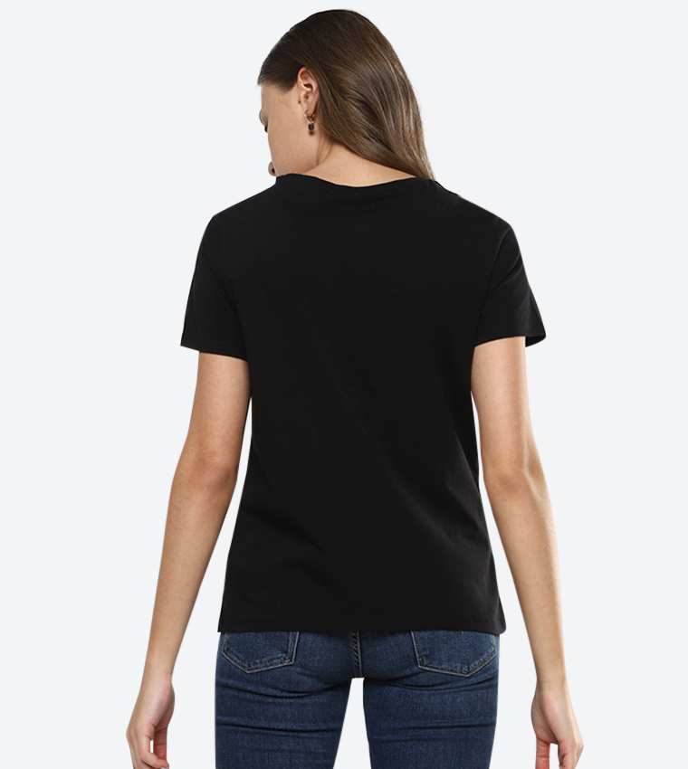    تيشيرت بياقة واسعة لون أسود  