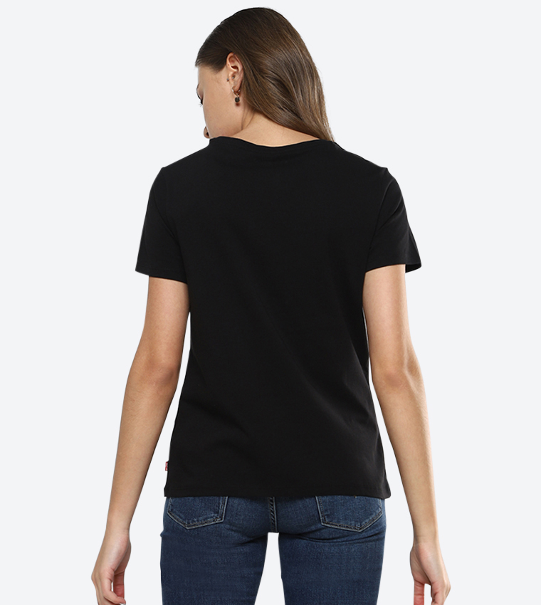    تيشيرت بياقة واسعة لون أسود  