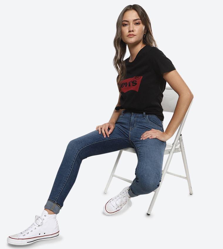    تيشيرت بياقة واسعة لون أسود  