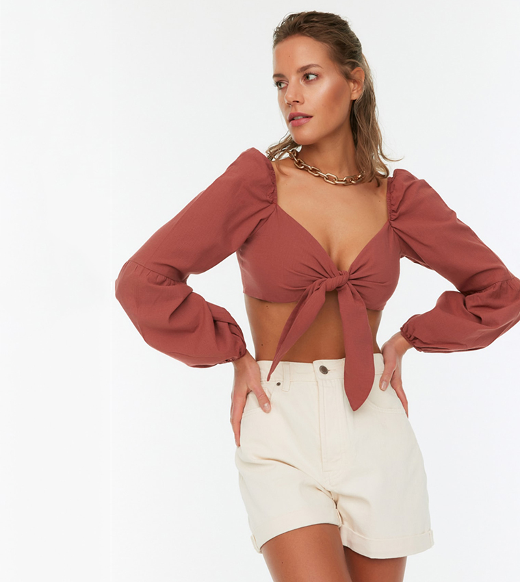 بلوزة بأكمام طويلة