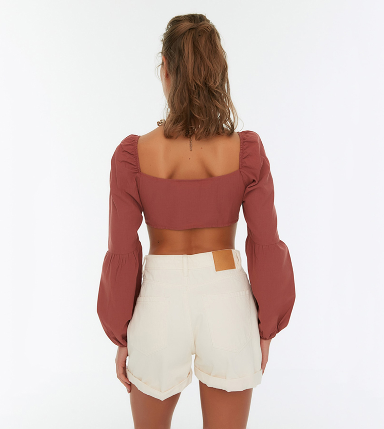 بلوزة بأكمام طويلة