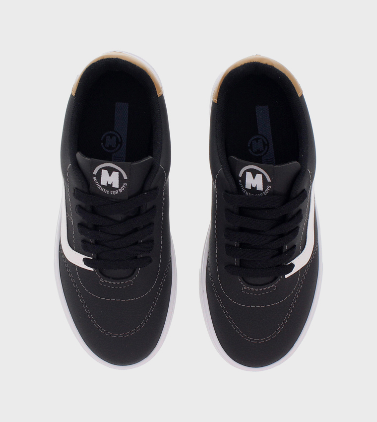 سنيكرز بمقدمة مستديرة ورباط 