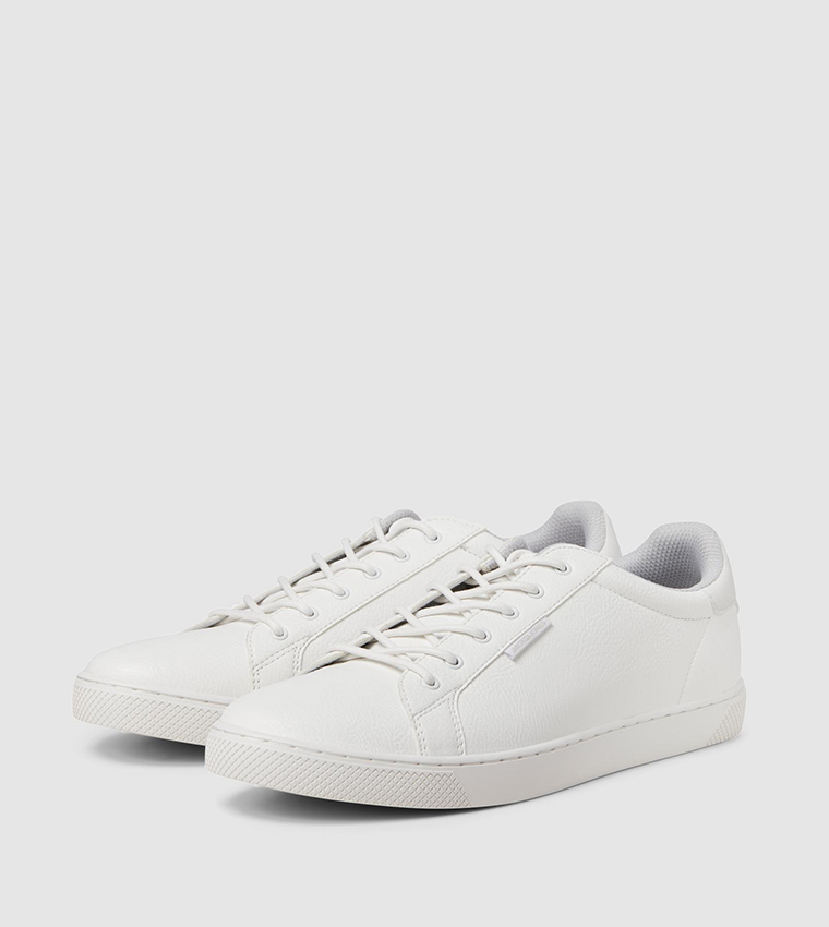 حذاء رياضي بقصة قصيرة