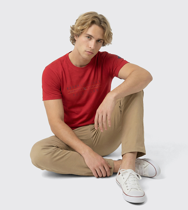 تيشيرت بقبة مستديرة بشعار