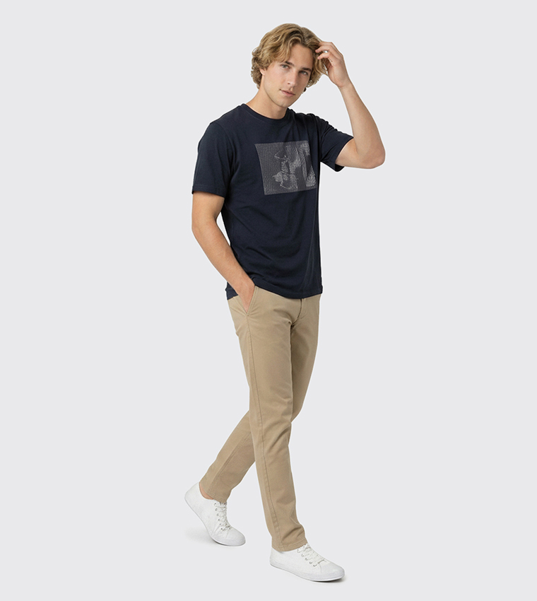 تيشيرت بقبة مستديرة بشعار