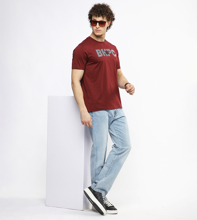 تيشيرت بطبعة شعار ورقبة مستديرة  