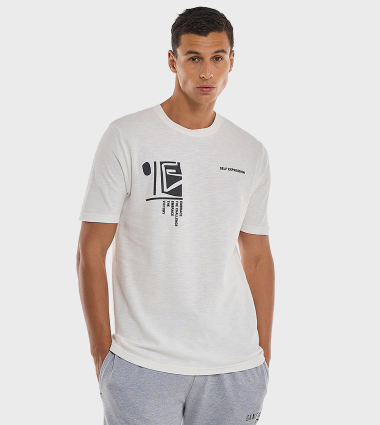 تيشيرت بياقة مستديرة وأكمام قصيرة وطبعة