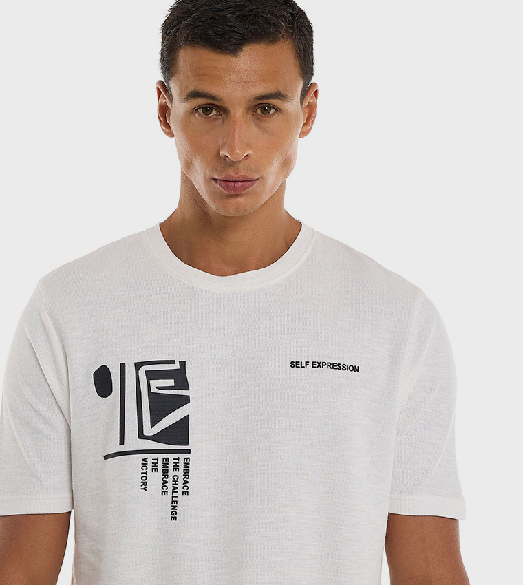 تيشيرت بياقة مستديرة وأكمام قصيرة وطبعة