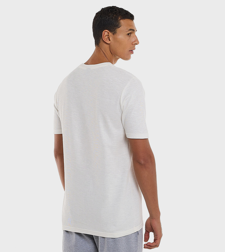 تيشيرت بياقة مستديرة وأكمام قصيرة وطبعة