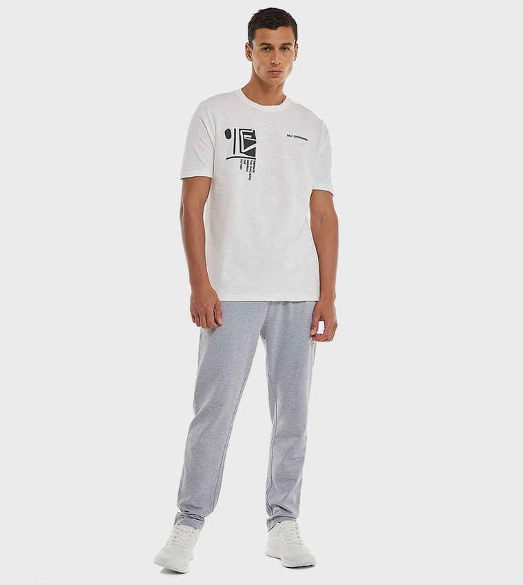 تيشيرت بياقة مستديرة وأكمام قصيرة وطبعة