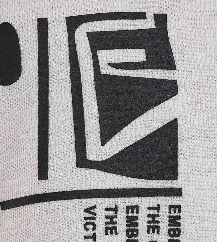 تيشيرت بياقة مستديرة وأكمام قصيرة وطبعة