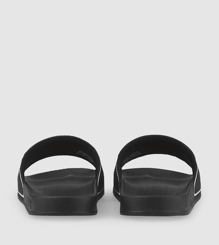 شبشب بشعار الماركة