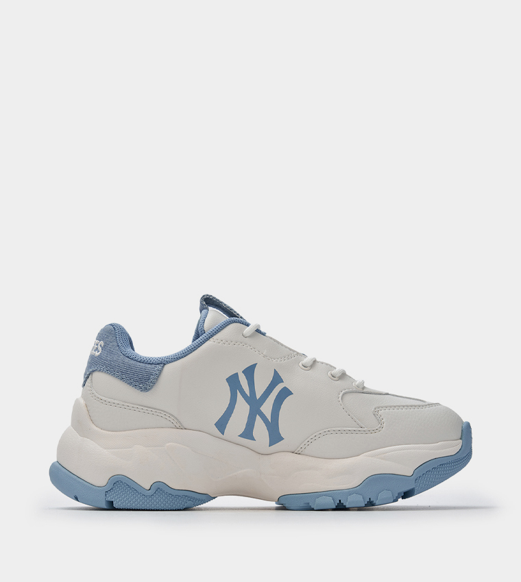 حذاء رياضي بمقدمة دائريو ونعل سميك