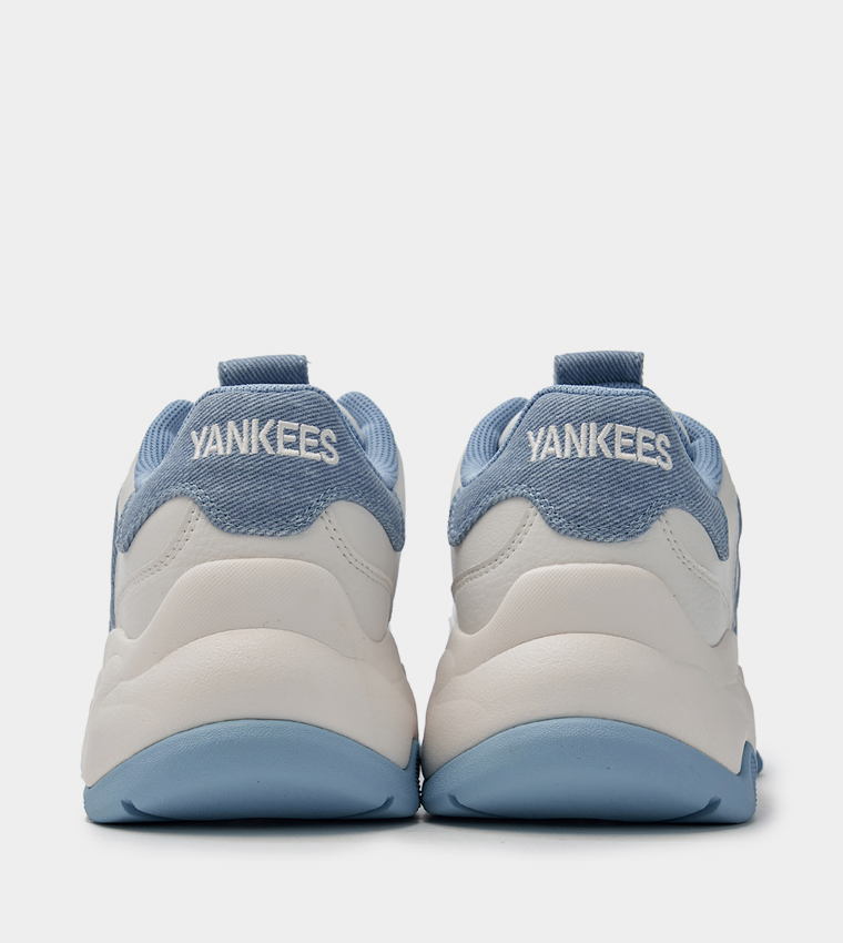 حذاء رياضي بمقدمة دائريو ونعل سميك