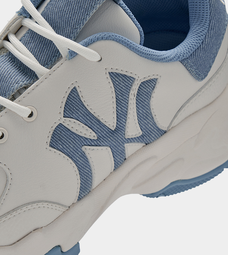 حذاء رياضي بمقدمة دائريو ونعل سميك