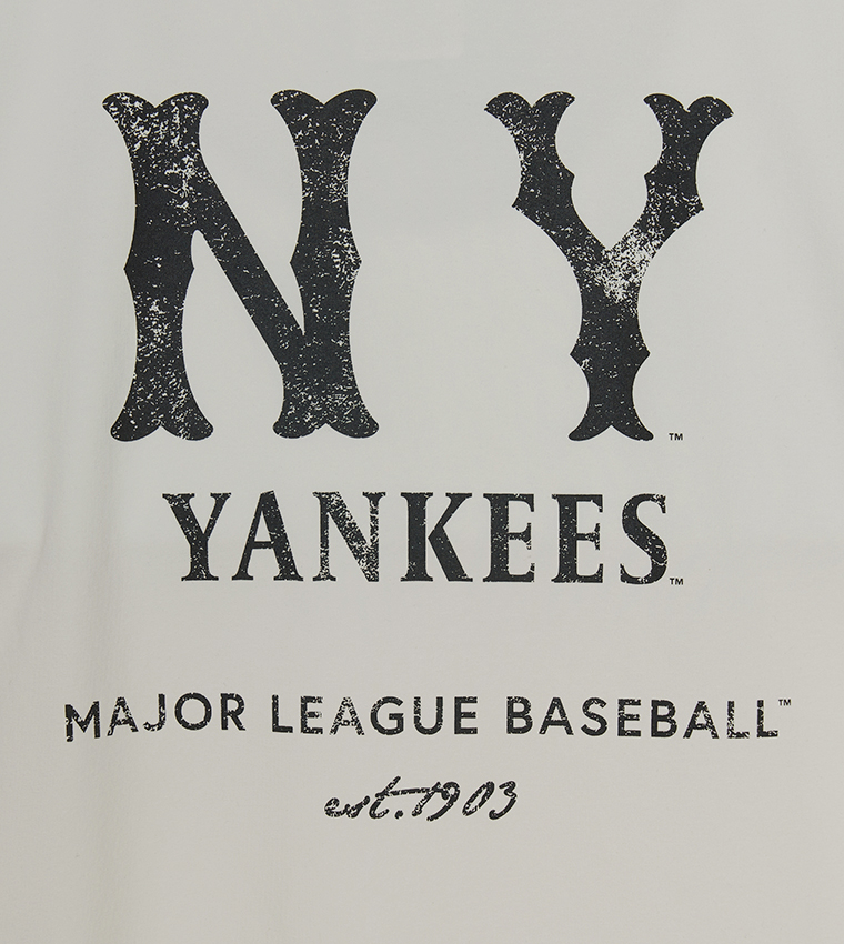 تيشيرت واسع بأكمام قصيرة بطبعة