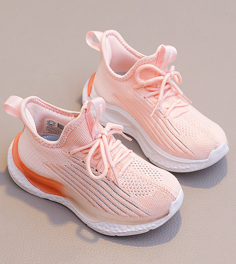 حذاء رياضي بمقدمة دائرية ورباط