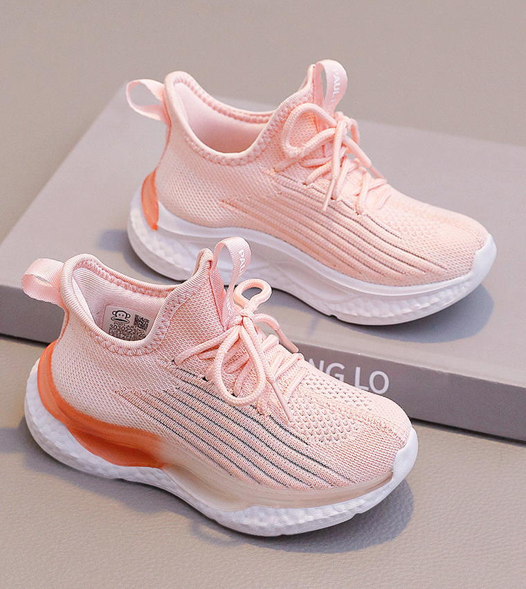 حذاء رياضي بمقدمة دائرية ورباط