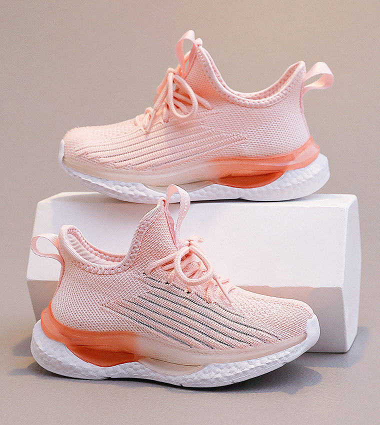 حذاء رياضي بمقدمة دائرية ورباط