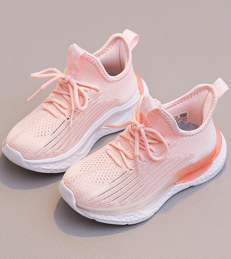 حذاء رياضي بمقدمة دائرية ورباط