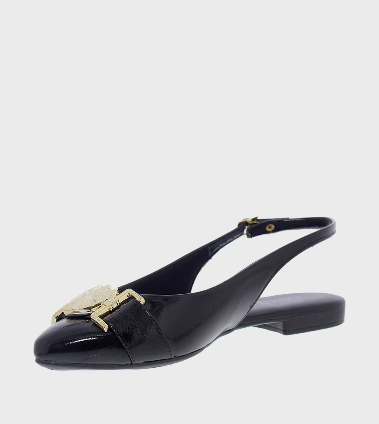 حذاء فلات بإكسسوار معدني وحزام خلفي 