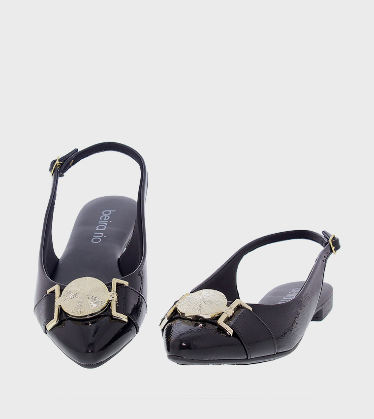 حذاء فلات بإكسسوار معدني وحزام خلفي 