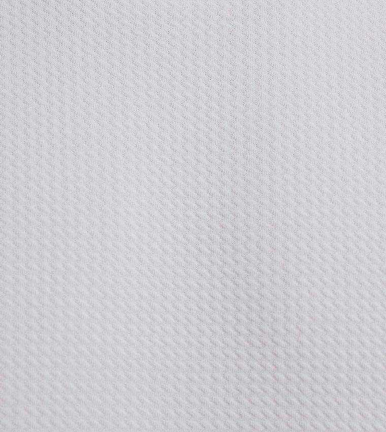 تيشيرت بياقة دائرية وأكمام قصيرة  