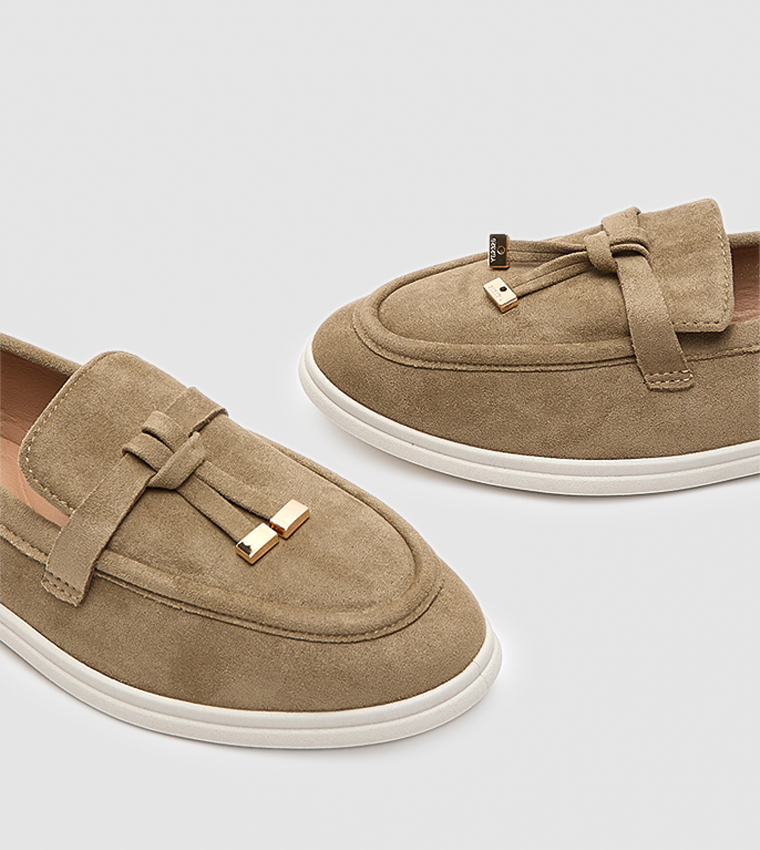 Solid Detail Loafers