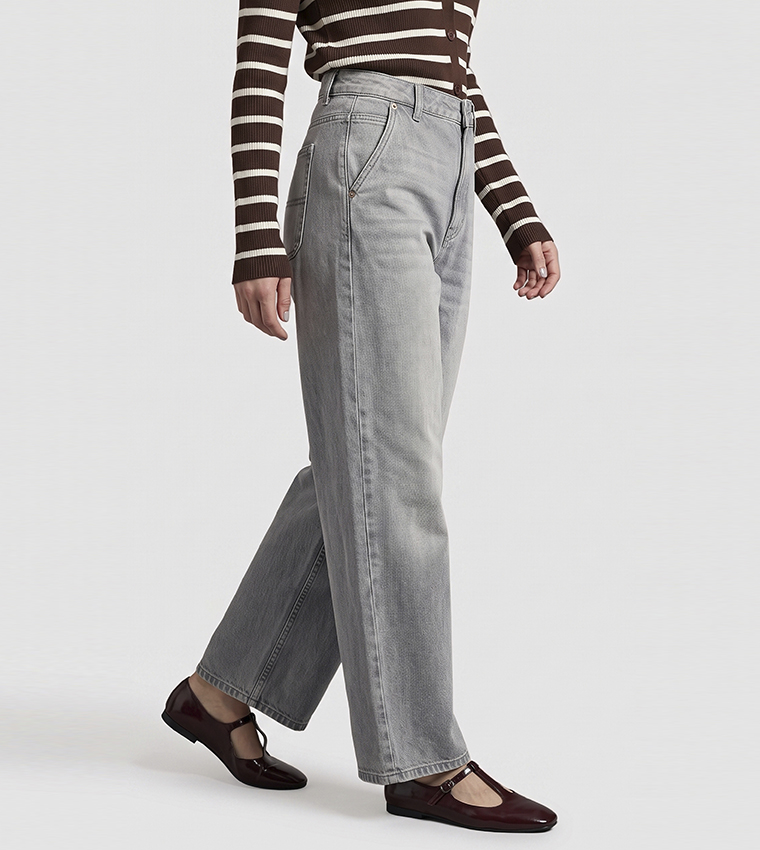 Washed Barrel Jeans with Button Closure
