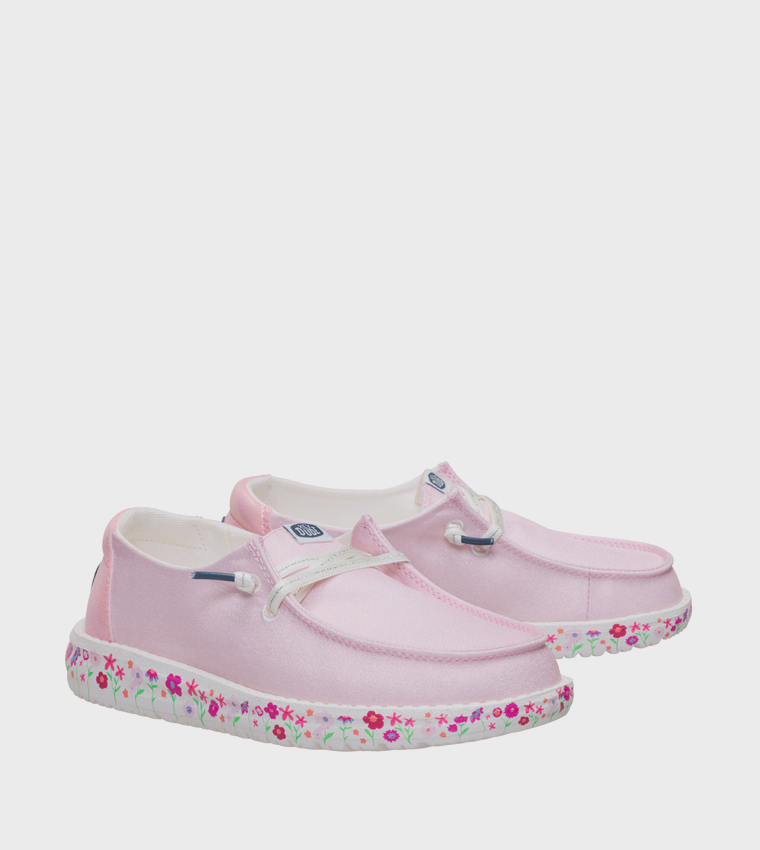 حذاء ويندي Y سليب اون بطبعة ورود لامعة