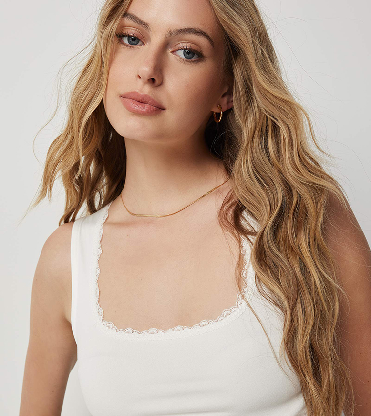 توب كروب برقبة مربعة وحافة دانتيل