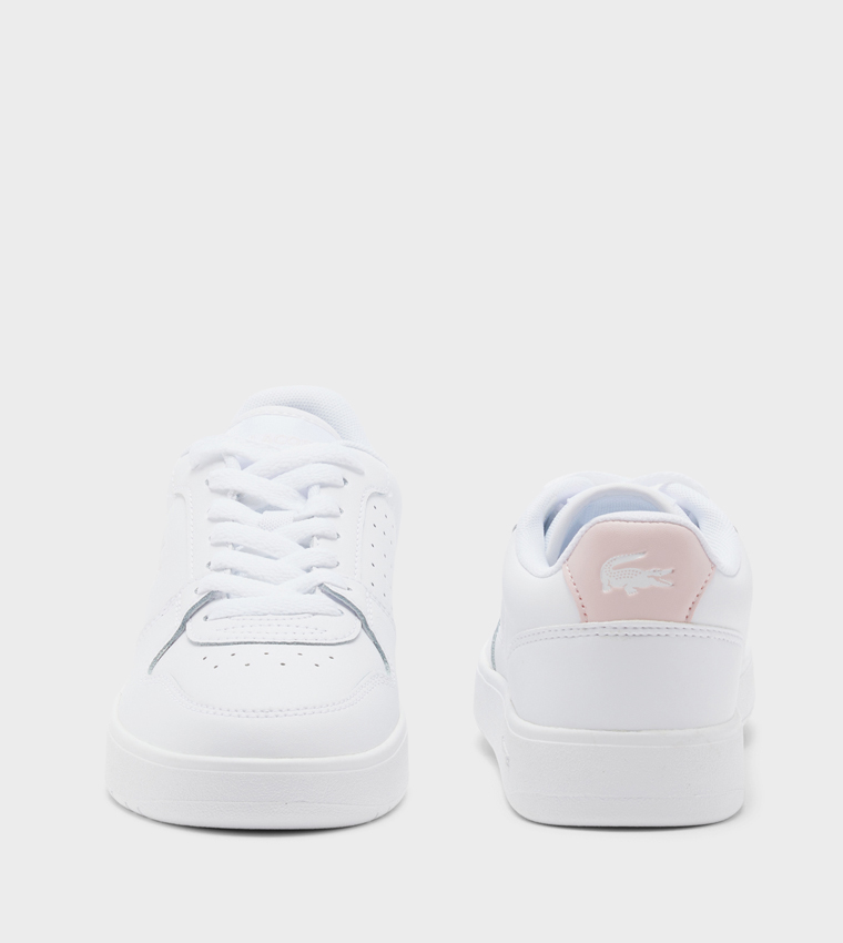 سنيكرز كورت إيس 225 1 برقبة قصيرة بشعار بارز