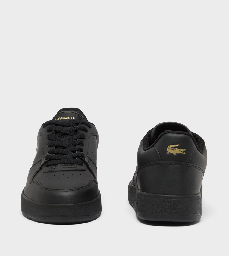 سنيكرز كورت إيس 126 2 برقبة قصيرة بشعار بارز