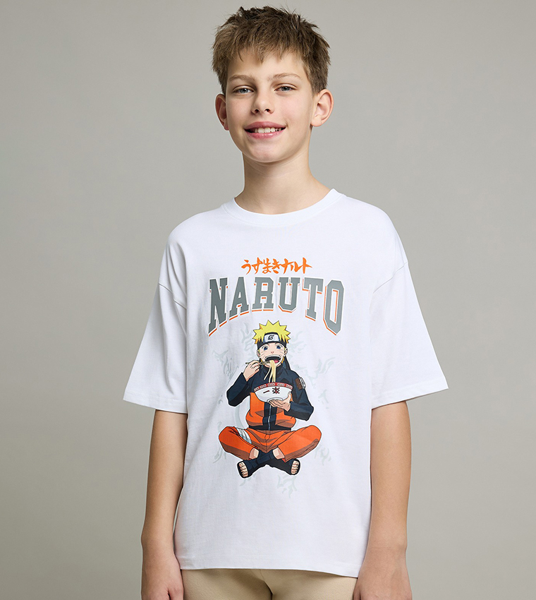 تيشيرت سادة برقبة مستديرة وكم قصير بطبعة