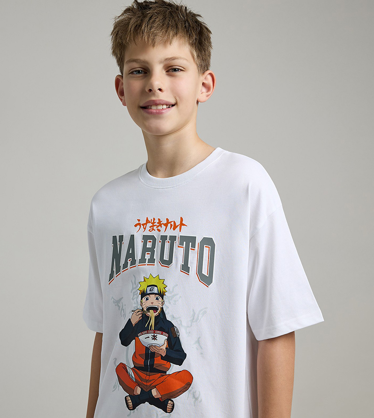 تيشيرت سادة برقبة مستديرة وكم قصير بطبعة