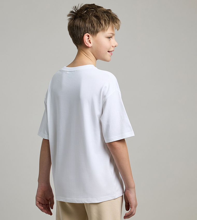 تيشيرت سادة برقبة مستديرة وكم قصير بطبعة