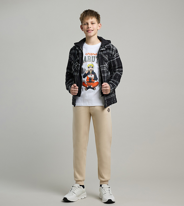 تيشيرت سادة برقبة مستديرة وكم قصير بطبعة