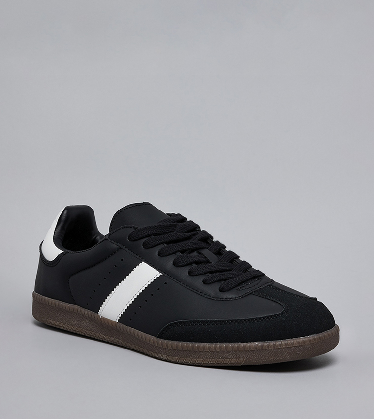 سنيكرز برباط وحواف متباينة 