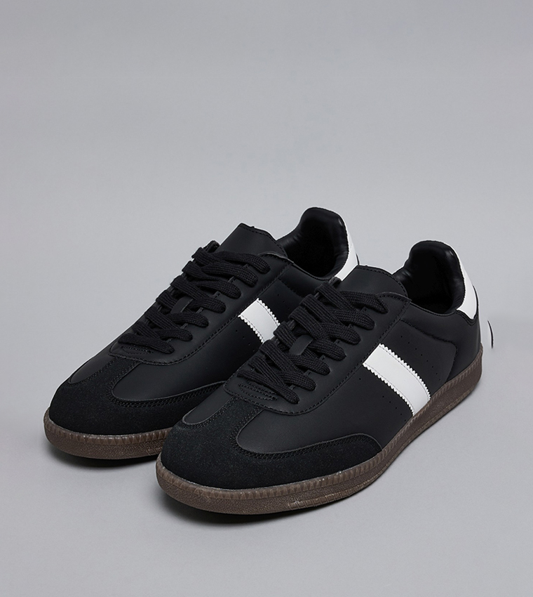 سنيكرز برباط وحواف متباينة 