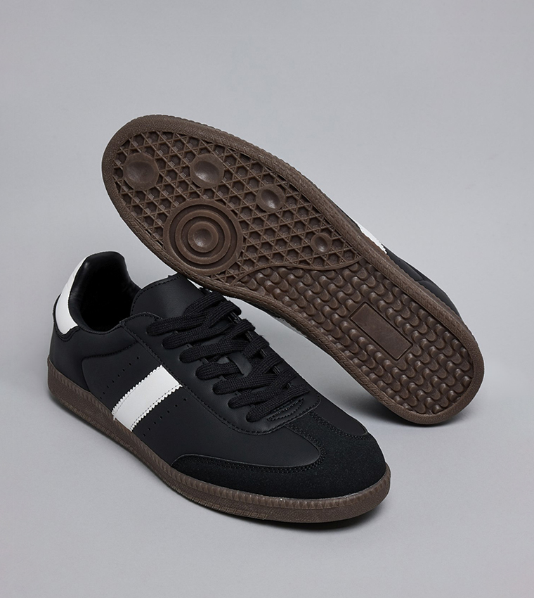 سنيكرز برباط وحواف متباينة 