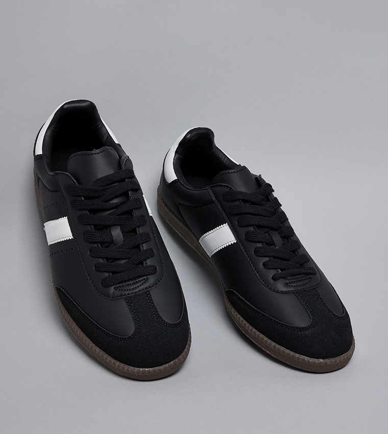 سنيكرز برباط وحواف متباينة 