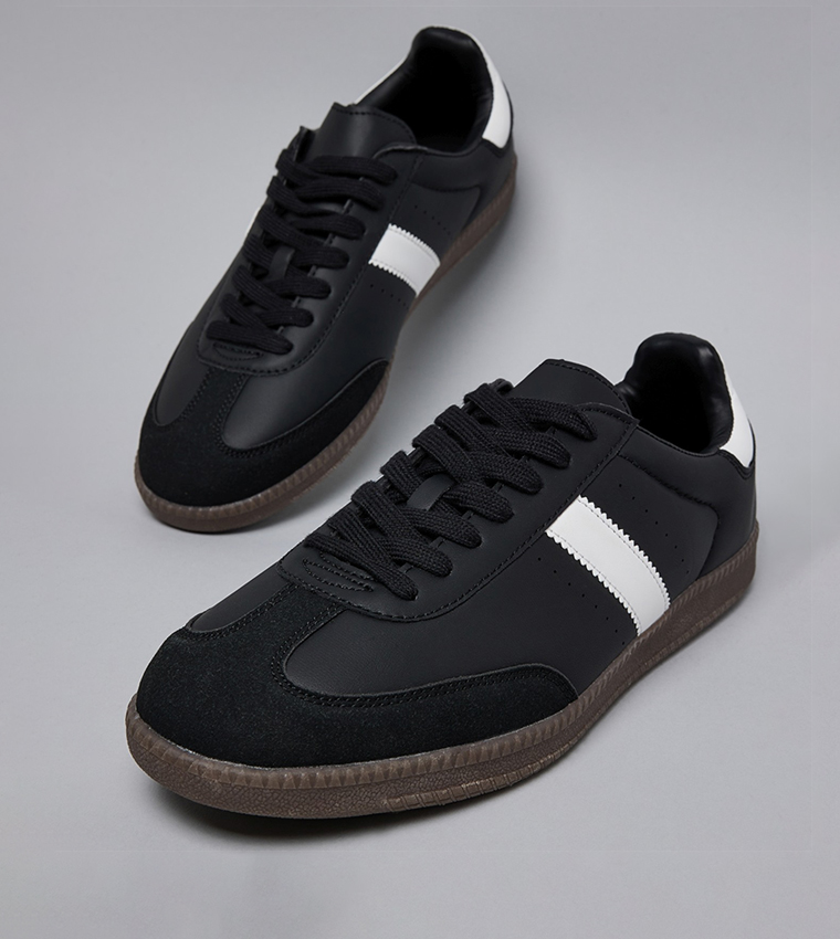 سنيكرز برباط وحواف متباينة 